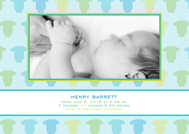Online Geburtsanzeige mit farbenfrohen Kinderoutfits und Foto- und Textfeldern.