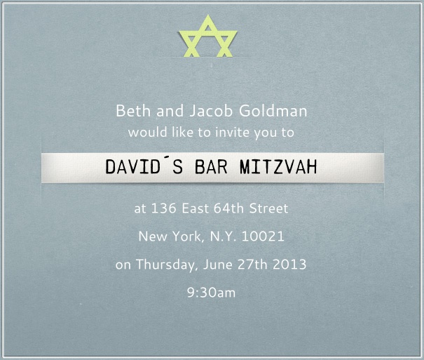 Graublaue Bar Mitzvah oder Bat Mitzvah Einladungskarte mit hellem dünnen Rand und einem gelben David Stern oben mittig.