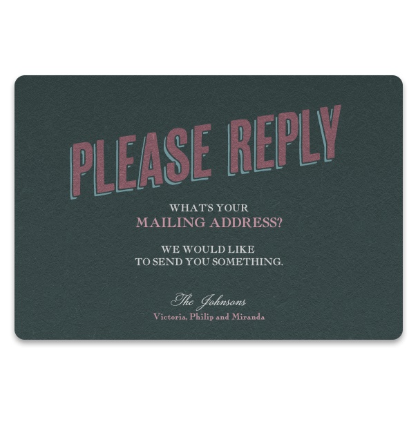 Grüne Karte mit rosa Aufschrift "Please reply" und editierbarem Textfeld zur Abfrage der Postadresse.