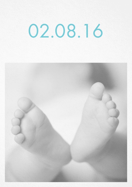 Fotokarte für Geburtsanzeige mit Fotofeld und veränderbarem Geburtsdatum oben. Blau.