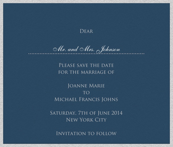 Blaue Hochzeits Save the Date Karte mit weißem Rand und persönlicher Anrede des Gastes.